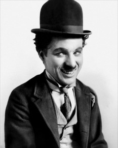 Charles (Charlie) Spencer Chaplin (n. 16 aprilie 1889, Londra, Marea Britanie, d. 25 decembrie 1977, Vevey, Elveția.) a fost un actor și regizor englez. Este considerat a fi unul dintre cele mai mari staruri de cinema din secolul XX. Cele mai renumite filme ale sale sunt City Lights (Luminile orașului), Modern Times (Timpuri noi) și The Great Dictator (Marele dictator) - foto: ro.wikipedia.org