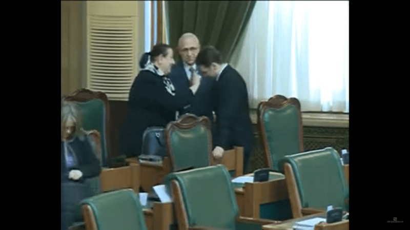 Dan Șova, miruit în plen de o fostă judecătoare. Senatorul a fost salvat de lipsa de cvorum - foto captura www.youtube.com