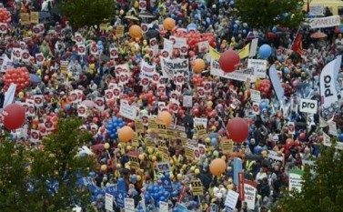 Oamenii protestează în Helsinki împotriva măsurilor de austeritate propuse de guvenul finlandez. (Captură Foto) - foto: epochtimes-romania.com
