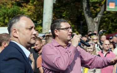 Igor Dodon şi Renato Usatîi, politicienii moldoveni putinişti, au preluat protestul antiguvernamental iniţiat de Platforma DA în urmă cu trei săptămâni  - foto: Alexandru Tarlev - adevarul.ro