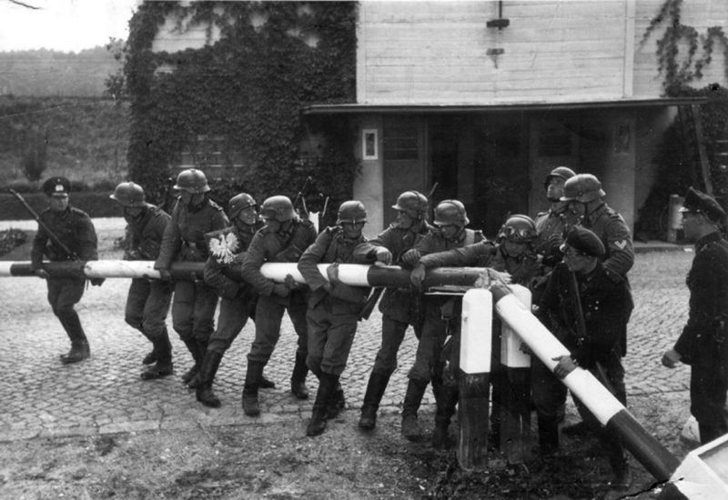 Soldaţii germani distrugând un punct polonez de trecere al frontierei pe 1 septembrie - foto: ro.wikipedia.org