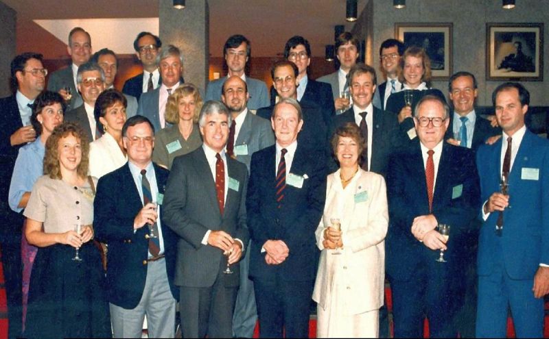 Protocolul de la Montreal (16 septembrie 1987) 
Top (l to r):  Wayne Evans, Gordon Harris, Steve Hart, Georges Mezetta, ?, Jim Kerr, Nicole Jasmin, Tom McElroy, Vic Buxton, Roy Begin, Jon Allen, Peter Serafini, Tim Leah, Lewis Poulin, Margit Doneit, Ben Stafford.
Bottom:  Lise Hyde, Elizabeth May, Lorette Goulet, Peter Higgins, Thomas McMillan, Clifford Lincoln, Julyan Reid, Alex Chisholm, Jean Cinq-Mars - foto: cmosarchives.ca