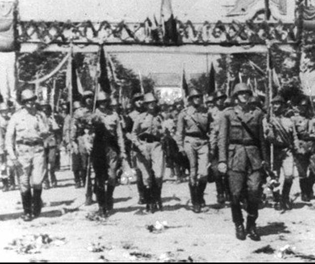 Vânători de munte intrând victorioşi în nordul Transilvaniei eliberate (1944) - foto: balcanii.ro