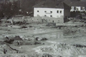 30 octombrie 1971, ora 5 dimineaţa, Certej. Halda de steril la marginea căreia fuseseră construite mai multe blocuri de locuinţe şi cămine pentru oamenii care lucrau în exploatările miniere de aur şi cupru din zonă s-a prăvălit peste cartierul muncitoresc 
foto preluat de pe adevarul.ro