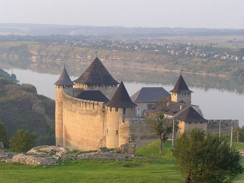 Cetatea Hotin, cetate localizată pe malul abrupt al râului Nistru în orașul Hotin din regiunea Cernăuți (în vestul Ucrainei) - foto: ro.wikipedia.org