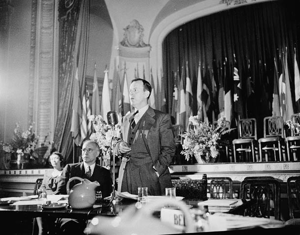 Lester Bowles Pearson presiding at a plenary session of the founding conference of the United Nations Food and Agriculture Organization. October 1945 - foto: en.wikipedia.org