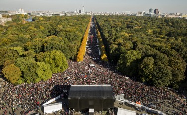 Demonstraţie masivă anti-TTIP în Berlin, 10 octombrie 2015 (Axel Schmidt/Getty Images) - foto: epochtimes-romania.com
