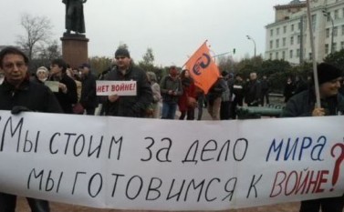 Protest la Moscova împotriva campaniei militare ruseşti în Siria, 17 octombrie 2015. (Captură Foto) - foto: epochtimes-romania.com