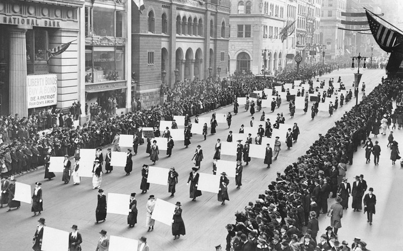 Women's suffragists parade in New York City in 1917, carrying placards with signatures of more than a million women - foto: en.wikipedia.org