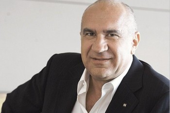 Tiberiu Urdăreanu (n. 29 iunie 1953 în Dej, județul Cluj), om de afaceri român, patronul grupului de firme UTI Grup. Este fiul generalului Tiberiu S. Urdăreanu, fost șef al Comandamentului de Tancuri și Auto în vremea comunismului. A absolvit Institutul Politehnic București - Facultatea de Autormatică în 1997 și Universitatea din Leicester, Marea Britanie, în 1998. Între 1978 și 1984 a lucrat în Ministerul Industriilor și Construcțiilor de Mașini, iar între 1984 și 1993, la Ministerul Apărării Naționale - Institutul de Cercetări al Armatei. Din 1993, conduce grupul UTI. Tiberiu Urdăreanu este maior în rezervă
foto: gandul.info