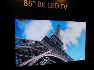 Sharp LV-85001, primul televizor 8K din lume - foto: engadget.com