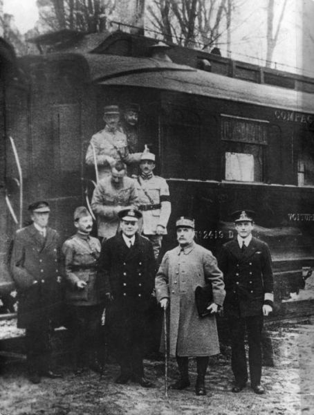 Fotografie realizată la semnarea armistiţiului, în faţa vagonului de tren al mareşalului Foch, în pădurea Compiègne. Mareşalul Ferdinand Foch este al doilea din dreapta
foto preluat de pe ro.wikipedia.org