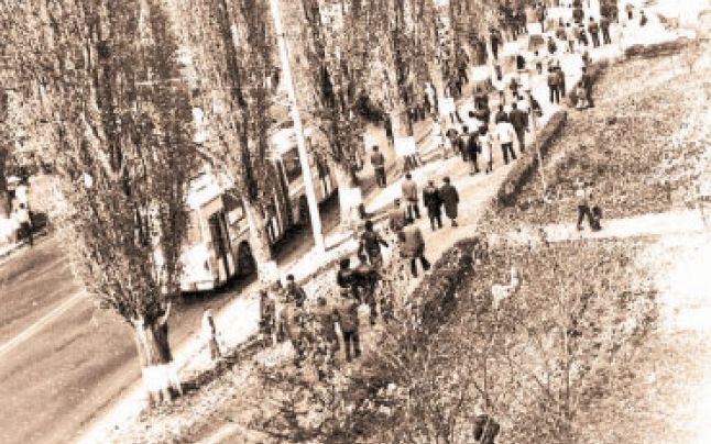 15 noiembrie 1987: La Brașov au avut loc manifestațiile spontane ale muncitorilor de la uzinele "Roman" împotriva regimului ceaușist, manifestații la care s-a alăturat o mare parte din populația orașului - foto preluat de pe adevarul.ro