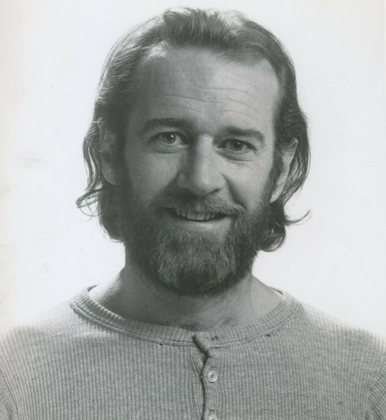 George Denis Patrick Carlin (n. 12 mai 1937 – d. 22 iunie 2008) a fost un actor de comedie și scriitor american, care a câștigat cinci premii Grammy pentru albumele sale de comedie - (Carlin in 1975) - foto preluat de pe en.wikipedia.org