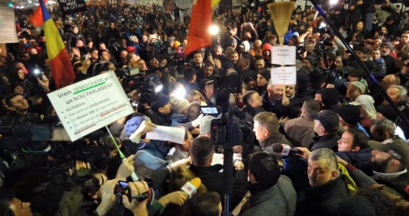 Proteste 8 noiembrie 2015 - Klaus Iohannis în Piața Universitații - foto: Cătălin Georgescu