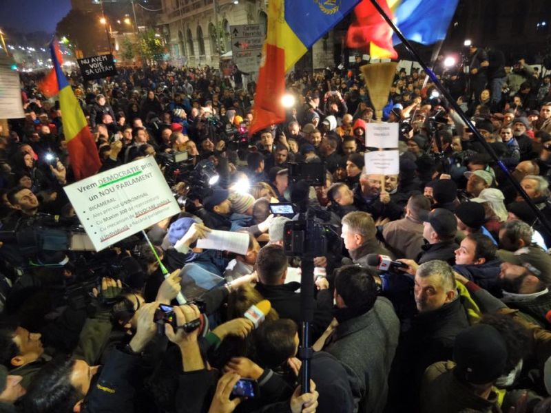 Proteste 8 noiembrie 2015 - Klaus Iohannis în Piața Universitații - foto: Cătălin Georgescu
