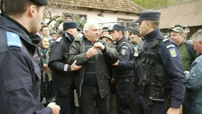 Jurnalistul cotidianul.ro Marcel Bărbătei, reţinut abuziv de jandarmi la Nadăş - foto: cotidianul.ro