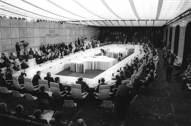 One of OSCE's fundamental documents, the Charter of Paris, was signed on 21 November 1990 at the Second CSCE Summit. (Ministry of Foreign Affairs of France/Frédéric de la Mure) - foto: osce.org