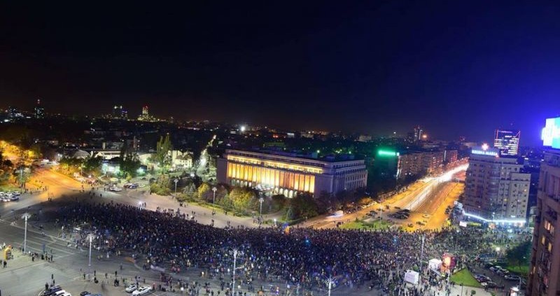 Miting în Piaţa Universităţii. 15.000 de persoane cer demisia lui Victor Ponta, Gabriel Oprea şi Cristian Popescu Piedone (Bucuresti, 3 noiembrie 2015) -
foto preluat de pe romaniacurata.ro