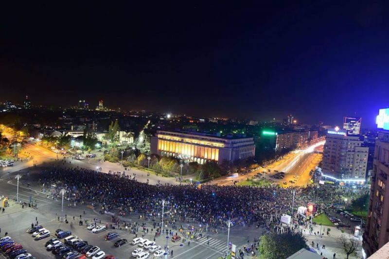 Miting în Piaţa Universităţii. 15.000 de persoane cer demisia lui Victor Ponta, Gabriel Oprea şi Cristian Popescu Piedone (Bucuresti, 3 noiembrie 2015) -
foto preluat de pe romaniacurata.ro