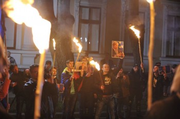 13 noiembrie 2015: Tinerii Moldovei în marș de la monumentul lui Ștefan cel Mare la reședința de stat a președintelui Nicolae Timofti - foto: infoprut.ro