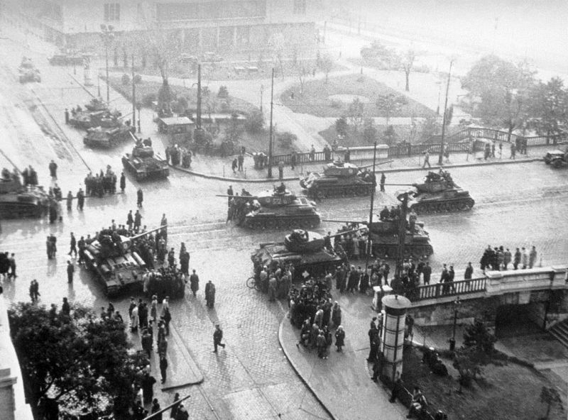 Tancuri sovietice la Budapesta  (noiembrie 1956) foto: culturadesambata.ro