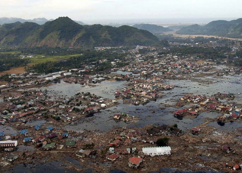 2004 Indian Ocean earthquake and tsunami - Aceh in Indonesia, the most devastated region struck by the tsunami - foto preluat de pe en.wikipedia.org