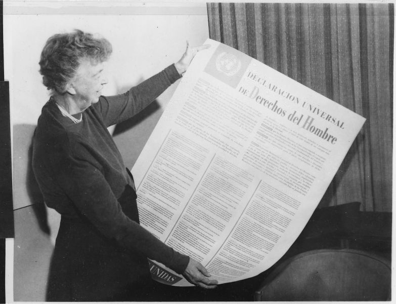 Anna Eleanor Roosevelt (n. 11 octombrie 1884 - d. 7 noiembrie 1962) a fost Prima Doamnă a Statelor Unite ale Americii, soția Președintelui Statelor Unite ale Americii Franklin Delano Roosevelt, diplomată și activistă pentru drepturile omului, una dintre femeile cele mai influente ale secolului al XX-lea - (Fosta Primă Doamnă a Statelor Unite, Eleanor Roosevelt, ținând în mână versiunea în limba engleză a Declarației Universale a Drepturilor Omului - noiembrie 1949) - foto preluat de pe ro.wikipedia.org