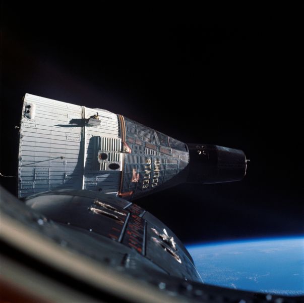 Rendezvous of Gemini 6 and 7, December 1965 - foto: en.wikipedia.org