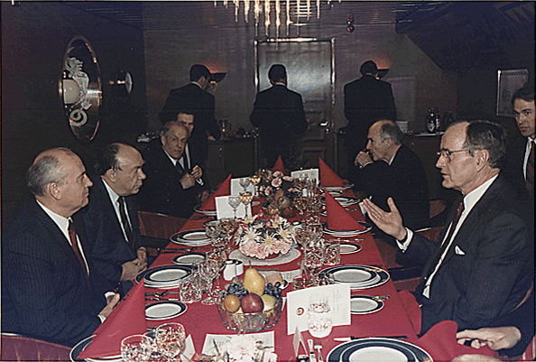Gorbaciov și Bush pe cale să împartă o masă la bordul vasului de croazieră sovietic Maxim Gorki, portul Marsaxlokk, Malta - foto preluat de pe en.wikipedia.org