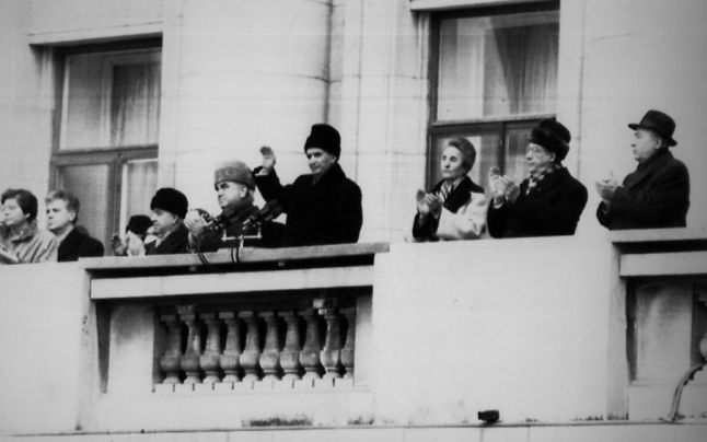 Nicolae Ceauşescu, în timpul cuvântării la adunarea populaţiei din Capitală, în Piaţa Palatului Republicii, 21 decembrie 1989 - foto AP (preluat de pe: adevarul.ro)