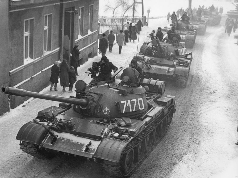 A column of T-55 tanks enters the town of Zbąszynek while moving east towards the city of Poznań, December 13, 1981 - foto: en.wikipedia.org