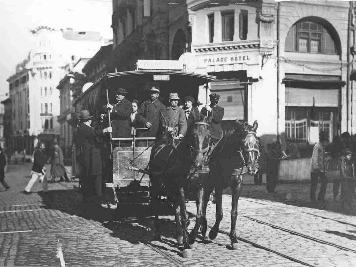Tramvai cu cai în 1871 - foto preluat de pe ro.wikipedia.org