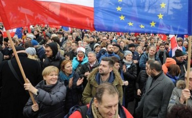 Protest antiguvern în Varşovia, 19 decembrie 2015 - foto (captură): epochtimes-romania.com