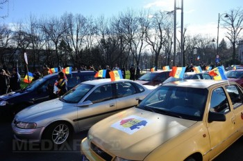 Susţinători ai unirii cu Republica Moldova au defilat cu o sută de maşini de la Bucureşti la Ploieşti - foto: mediafax.ro