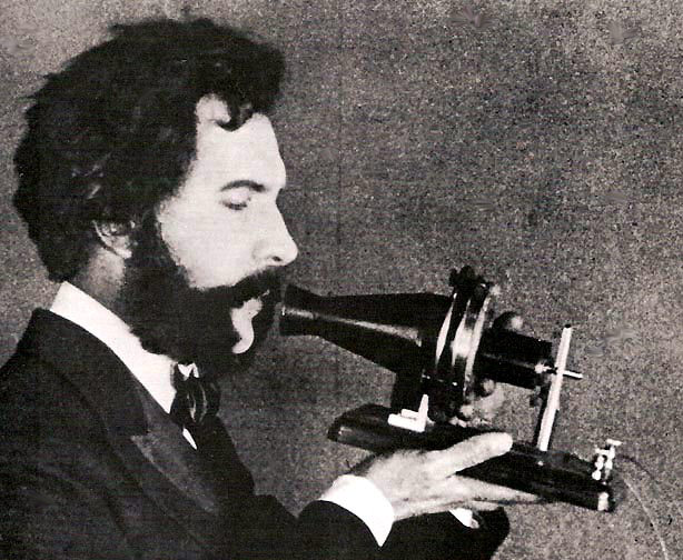 Un actor care îl interpretează pe Alexander Graham Bell într-un film din 1926, vorbind la primul emițător de telefon, brevetat de Bell la 7 martie 1876 -  foto preluat de pe ro.wikipedia.org