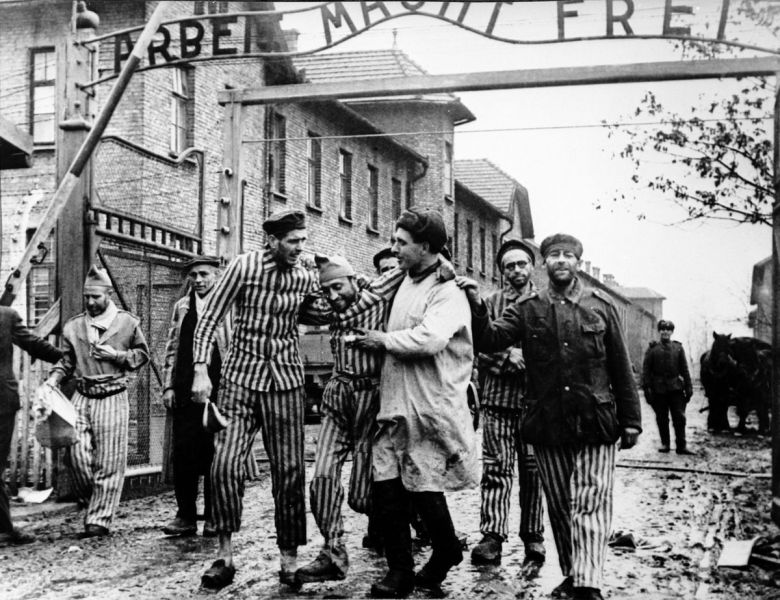 Eliberarea Auschwitzului (27 ianuarie 1945) - fotografie de Boris Ignatovici - preluat de pe twitter.com