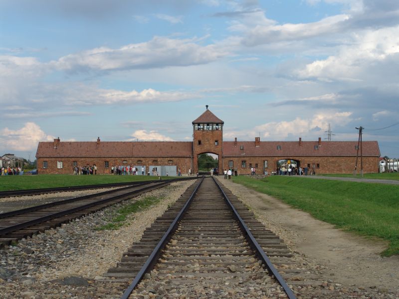 Lagărul de concentrare Auschwitz II-Birkenau. Linia de tren, în funcțiune din mai până în octombrie 1944, ducea spre camerele de gazare - foto preluat de pe ro.wikipedia.org