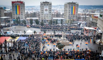 24 ianuarie 2016: Sute de tineri basarabeni participă în România, la Iaşi, pentru a marca 157 de ani la înfăptuirea Micii Uniri - foto: infoprut.ro