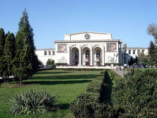 Opera Națională București este una din cele patru Opere naționale din România, fiind cel mai mare teatru liric al țării. Actuala clădire a Operei Române, cu o capacitate de 952 locuri, a fost ridicată în 1953, după planurile arhitectului Octav Doicescu[1], sub denumirea de Teatrul de Operă și Balet în vederea a două două ample manifestări internaționale: al treilea Congres Mondial al Tineretului (25-30 iulie) și al patrulea Festival Mondial al Tineretului și Studenților (2-14 august), dar a fost inaugurată abia la 9 ianuarie 1954, cu spectacolul Dama de pică, operă de Piotr Ilici Ceaikovski - foto: ro.wikipedia.org