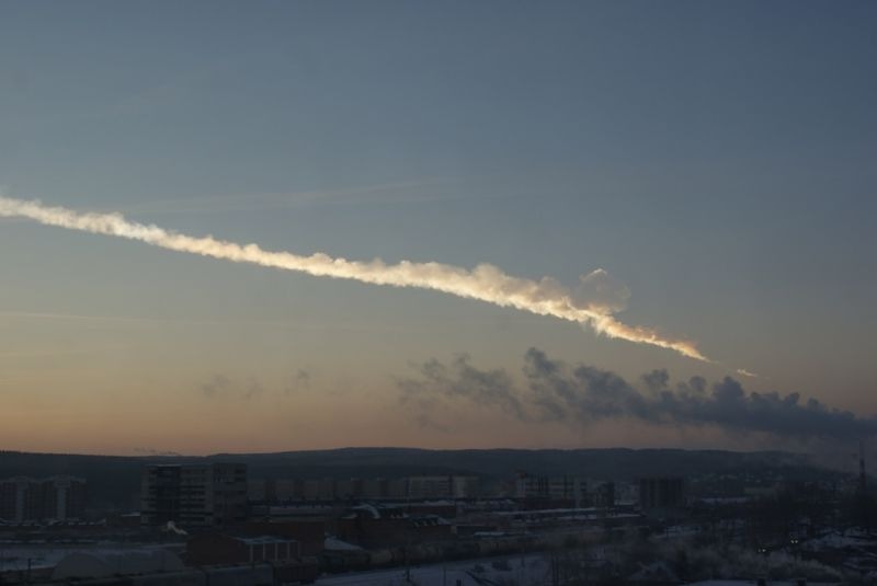 Meteoritul de la Celeabinsk (15 februarie 2013) - Trecerea meteoritului deasupra Ekaterinburgului, la circa 200 km de hipocentrul exploziei - foto preluat de pe ro.wikipedia.org