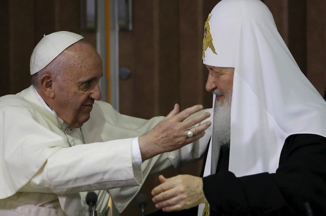 Pope Francis, left, reaches to embrace Russian Orthodox Patriarch Kirill after signing a joint declaration at the Jose Marti International airport in Havana, Cuba, Feb. 12, 2016 - foto preluat de pe