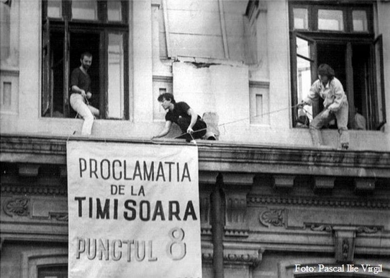 12 martie 1990: În timpul manifestaţiei populare maraton din Piaţa Operei din Timişoara, care începuse cu o zi in urma, la 11 martie 1990, a fost adoptată Proclamaţia de la Timişoara - foto preluat de pe presalibera.net