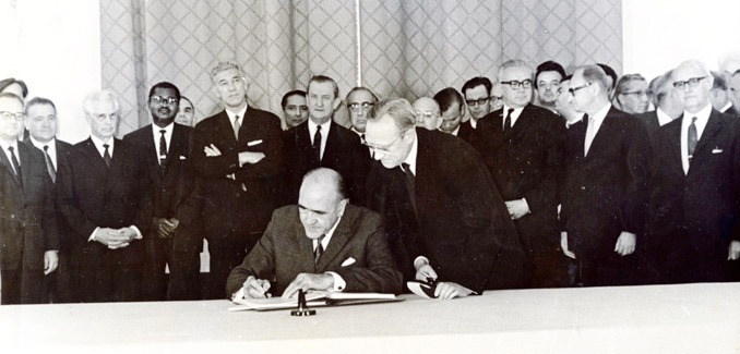 Minister for External Affairs Frank Aiken was the first signatory of the Non-Proliferation Treaty in 1968 - foto: dfa.ie