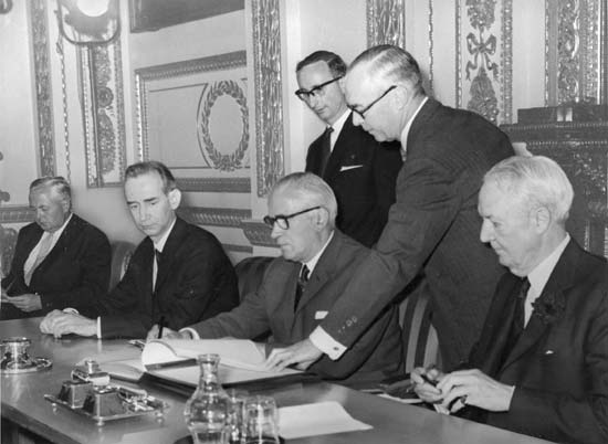 British Foreign Secretary Michael Stewart (third from right) signing the Treaty on the Non-proliferation of Nuclear Weapons, London, 1968 - foto: britannica.com