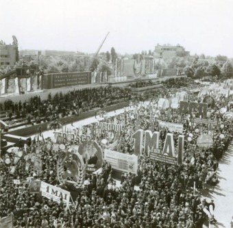 1 Mai – Ziua Internațională a Muncii. Aspecte de la demonstraţia oamenilor muncii, cu ocazia zilei de 1 Mai în Bucureşti. (1 mai 1968).
Sursa – „Fototeca online a comunismului românesc”, cota 100/1968