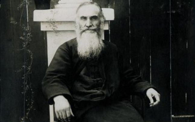 Gala Galaction (pseudonimul literar al lui Grigore Pișculescu, n. 16 aprilie 1879, Didești, Teleorman - d. 8 martie 1961, București) a fost un scriitor, preot ortodox, profesor de teologie român de origine aromână, traducător al Bibliei în limba română din ebraică și greacă (împreună cu Vasile Radu și Nicodim Munteanu). În 1947 a fost ales în Academia Română - foto preluat de pe adevarul.ro