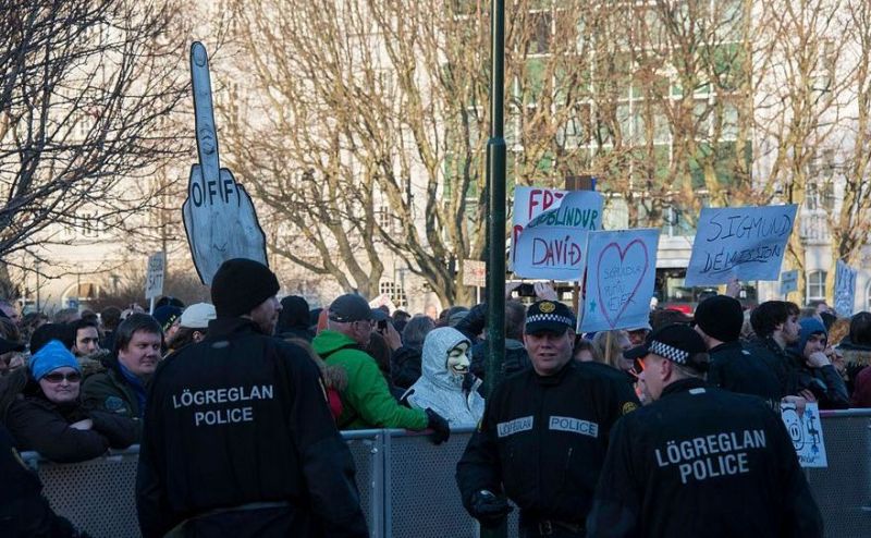 Proteste în faţa premierului islandez Sigmundur David Gunnlaugsson, cauzate de dezvăluiri legate de corupţie în scandalul Panama - Reykjavik, Islanda, 4 aprilie 2016. (HALLDOR KOLBEINS/AFP/Getty Images) - foto: preluat de pe: epochtimes-romania.com