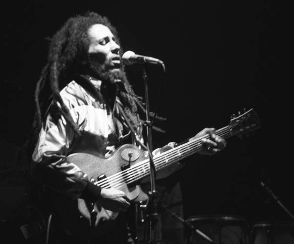 Robert Nesta "Bob" Marley (6 februarie 1945 - 11 mai 1981) a fost un cantautor jamaican, muzician şi chitarist care a dobândit faimă şi recunoştinţă internaţională, combinând în mare parte reggae, ska şi rocksteady în compoziţiile sale - in imagine, Bob Marley live in concert in Zurich, Switzerland, on May 30, 1980 at the Hallenstadium - foto preluat de pe ro.wikipedia.org