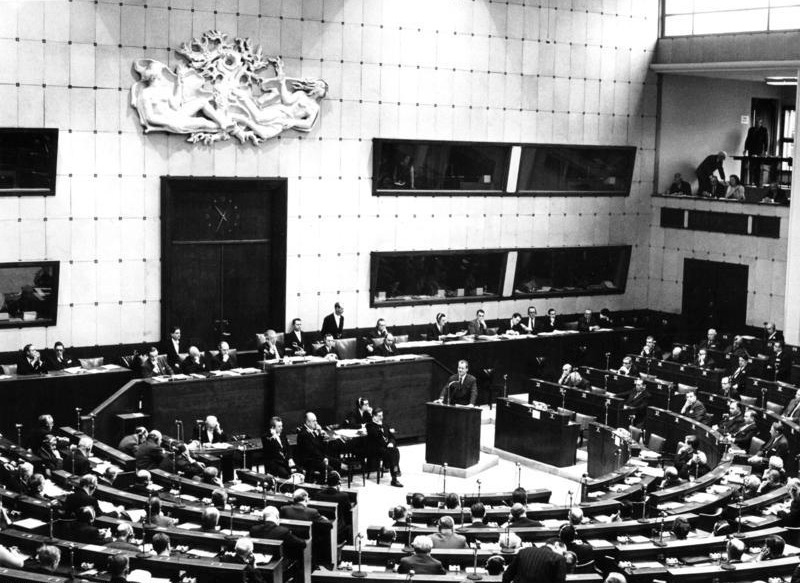 Session of the Council of Europe's Assembly in the former House of Europe in Strasbourg in 1967. Willy Brandt, German minister for Foreign Affairs, is speaking - foto preluat de pe en.wikipedia.org